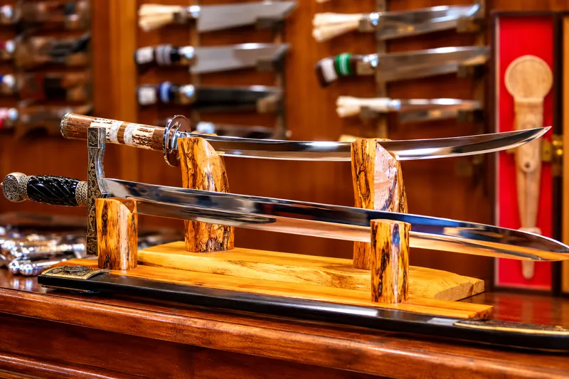 Espadas em suporte de madeira