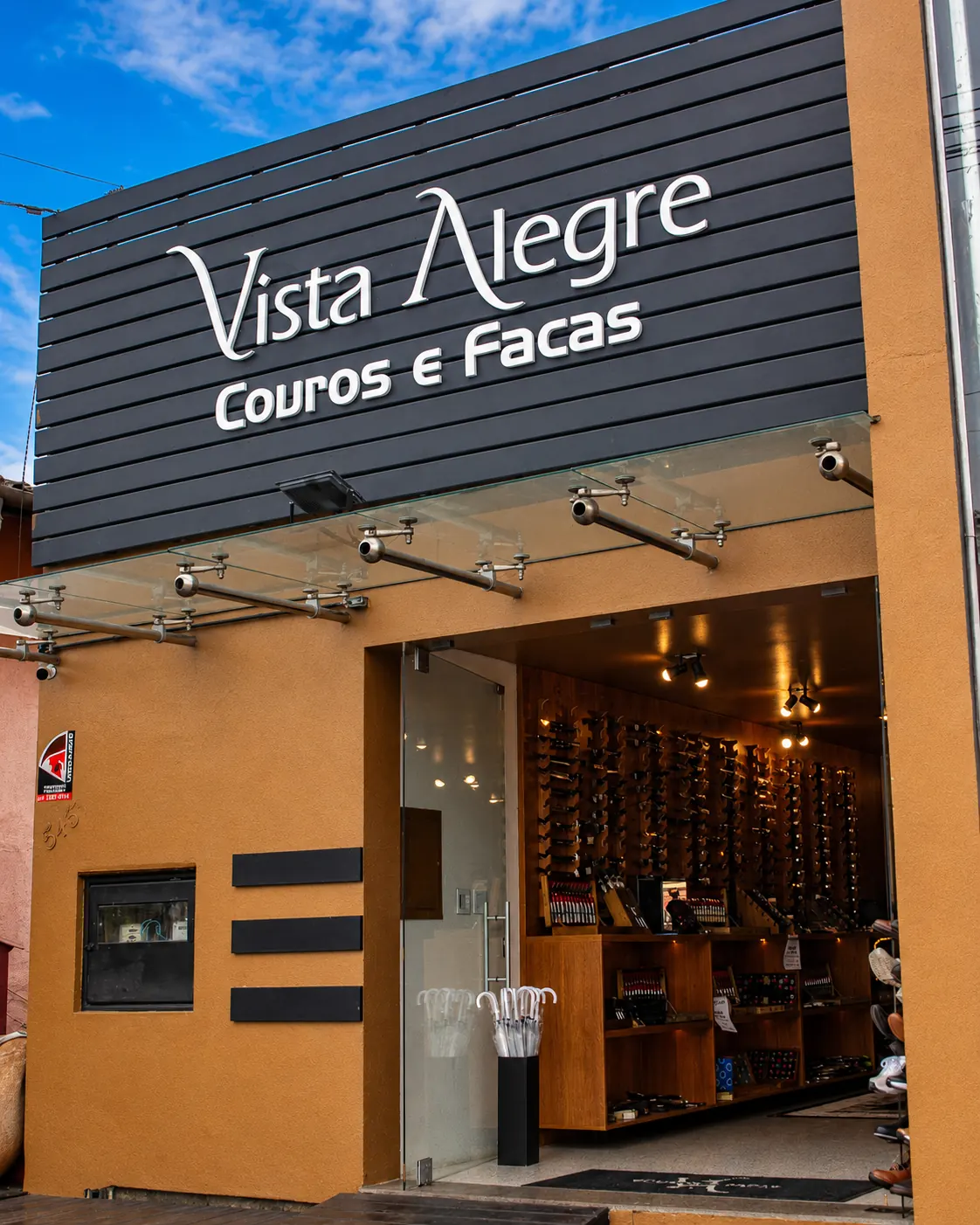 Fachada da loja Vista Alegre Couros e Facas na Av. das Hortênsias, em Gramado